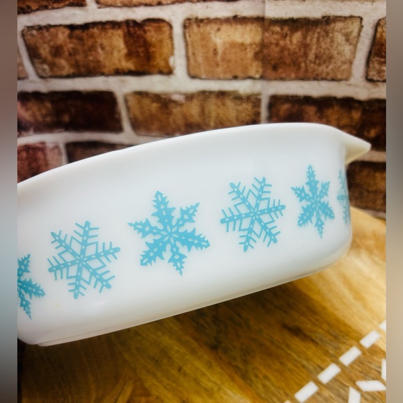 Vintage Pyrex 2 1/2 Qt oval casserole dish in the "Snowflake" pattern - Picture 6 of 7